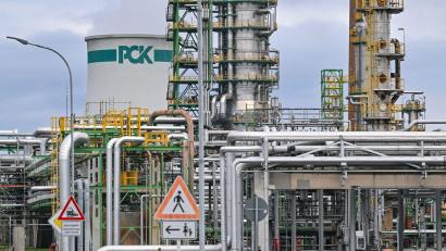 Bild: Patrick Pleul/dpa
Deutsche Rosneft-Beteiligungen wie die PCK-Raffinerie dürften nach Einschätzung der Regierung nicht unter die Sanktionen fallen. (Archivbild)