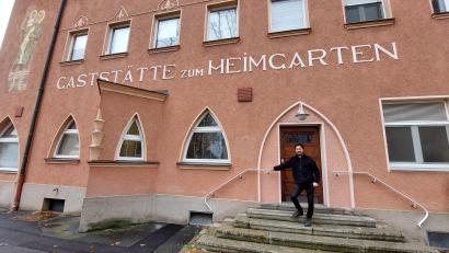 Bild: Kunz
Von der Altstadt auf den Rehbühl: Lino Molter auf den Stufen seiner neuen Gaststätte, dem "Sudhaus im Heimgarten ".