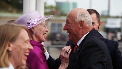 Bild: Steffen Trumpf/dpa
Norwegens König Harald - hier bei einem Besuch bei der damaligen dänischen Königin Margrethe vor zwei Jahren - hat Humor. (Archivbild)