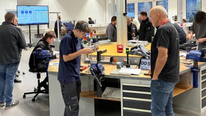 Bild: WorldSkills Germany
An verschiedenen Kompetenzstationen stellten die zehn Auszubildenden beim 1. WorldSkills RegioCup Nordoberpfalz ihr Können unter Beweis – unter zeitlichem Druck und unter Beobachtung der Jury.