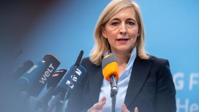 Bild: Michael Kappeler/dpa
Nach Plänen von Ministerin Warken sollen die Beiträge stabil bleiben können.