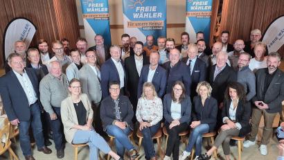 Bild: Willi Ertl
Landratskandidat Stefan Kroher, Landtagsabgeordneter Bernhard Heinisch, Kreisvorsitzender und Landesvize Hans Martin Grötsch, Fraktionssprecher im Kreistag Peter Dotzler und stellvertretender Kreisvorsitzender und Wahlleiter Albert Geitner mit dem Kandidatenteam der Freien Wähler Amberg-Sulzbach