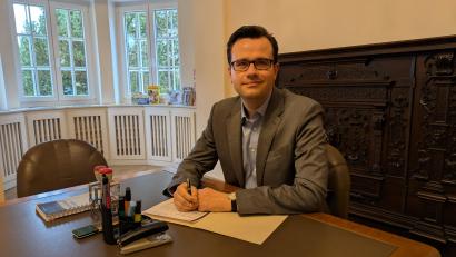 Bild: pz
Christian Zach ist ab 1. November neuer Notar in Waldsassen. Der Jurist aus dem Umland von Straubing folgt auf Sonja Karl Pelikan, die seit 1. August in Bad Tölz tätig ist.