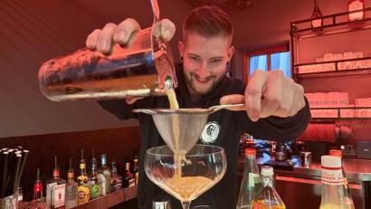 Bild: Gabi Schönberger
Gelernt ist gelernt. Um Cocktails richtig mixen zu können, hat Matthias Küffner Anfang des Jahres sogar eine Barschule in München besucht.