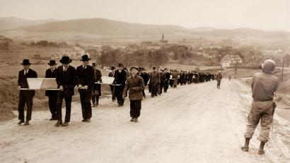 Archivbild: Schwarzachtaler Heimatmuseum Neunburg vorm Wald/exb
Vor 80 Jahren kamen die Amerikaner nach Neunburg vorm Wald. Sie erfuhren von den am Plattenberg verscharrten KZ-Häftlingen eines Todesmarsches aus Flossenbürg, ordneten ihre Exhumierung durch die Neunburger an und organisierten einen Trauerzug durch die Stadt. Die Opfer wurden am Friedhof beerdigt, später nach Flossenburg gebracht.