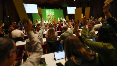 Bild: Daniel Löb/dpa
Mit großer Mehrheit stimmten die Delegierten für den Leitantrag zum Thema Wohnen.