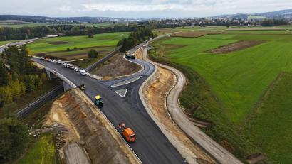 Bild: fpoz
Ab Montag, 27. Oktober, ist die Kreisstraße TIR 17 in Waldershof dicht, dafür gibt es eine Umleitung zur neugebauten Bahnbrücke zum Kösseinebad und Tennisheim.