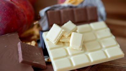 Symbolbild: Monika Skolimowska/dpa-Zentralbild/dpa
Bei einer Kontrolle auf der A3 bei Erlangen stellen Beamte Hunderte Schokoladentafeln bei einer Frau sicher.