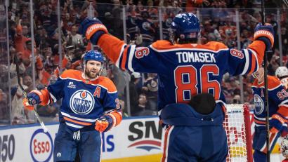 Bild: Jason Franson/The Canadian Press/dpa
Leon Draisaitl (l) startete mit seinem Anschlusstreffer die Aufholjagd der Edmonton Oilers gegen die Montreal Canadiens.