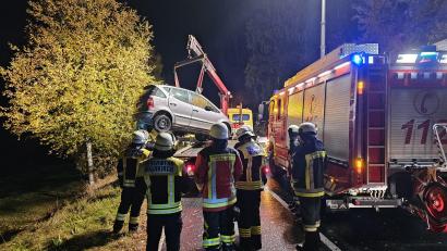 Bild: dob
Die Feuerwehr hievt das Unfallauto am Donnerstagabend aus dem Graben bei Vohenstrauß.