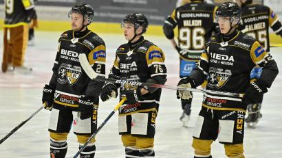 Archivbild: Hubert Ziegler
Felix Feder (Mitte) verletzte sich im Spiel des ERSC Amberg gegen die Devils Ulm/Neu-Ulm