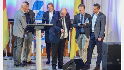 Bild: Daniel Löb/dpa
Durch die Bayern-AfD geht ein tiefer Riss.