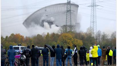 Bild: Sven Hoppe/dpa
Der zweite Kühlturm des stillgelegten Kernkraftwerkes Gundremmingen stürzt nach der Sprengung zusammen.