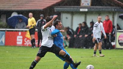 Bild: Dieter Jäschke
Der SV Schwandorf-Ettmannsdorf (blaue Trikots) besiegte am Samstag in der Landesliga Mitte den SC Luhe-Wildenau klar mit 4:0.