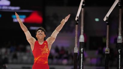 Bild: Dita Alangkara/AP/dpa
Nachfolger von Lukas Dauser als Barren-Weltmeister: Zou Jingyuan.