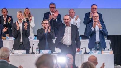 Bild: Armin Weigel/dpa
Hubert Aiwanger ist bei der Landesversammlung der Freien Wähler als Vorsitzender im Amt bestätigt worden.