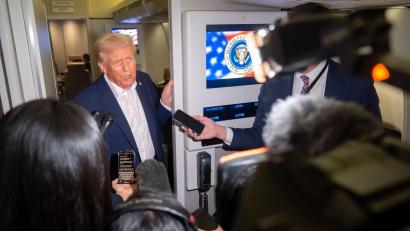 Bild: Mark Schiefelbein/AP/dpa
US-Präsident Trump auf dem Weg nach Asien