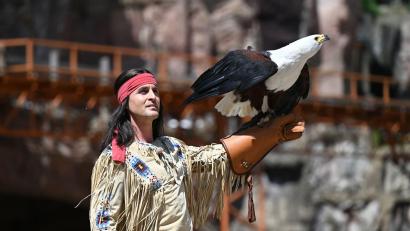 Bild: David Hammersen/dpa
In der Saison 2026 wird Alexander Klaws zum sechsten Mal den Apachenhäuptling Winnetou bei den Karl-May-Spielen in Bad Segeberg spielen. (Archivbild)