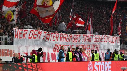 Bild: Sven Hoppe/dpa
Bayern-Fans entrollten beim Duell gegen Dortmund ein Transparent gegen Ex-Profi Jérôme Boateng.