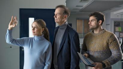 Bild: Katrin Knoke/ZDF/dpa
Die Kommissare Linett Wachow (Stefanie Stappenbeck, l-r), Reddemann (Arnfried Lerche) und Nils Makowski (Lucas Reiber) begutachten ein Fläschchen mit einem "Wundermittel".