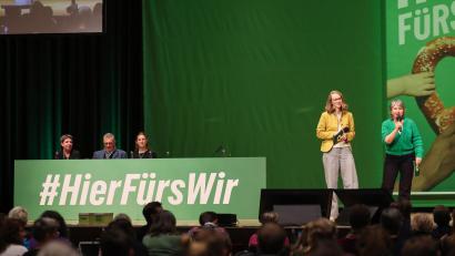 Bild: Daniel Löb/dpa
Die beiden bisherigen Landesvorsitzenden Gisela Sengl und Eva Lettenbauer sind auch die künftigen bei Bayerns Grünen.
