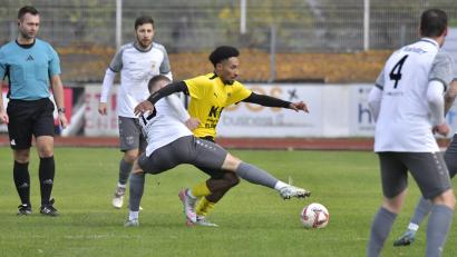 Bild: Hubert Ziegler
Jamairo Carswell (gelbes Trikot) vom FC Amberg behauptet sich im Zweikampf gegen Gegenspieler vom FC Raindorf.