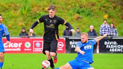Bild: Thomas Schrems
Nico Stark (links), Torjäger des FC Tirschenreuth, hatte im Topspiel gegen den TSV Thiersheim die größte Chance der Partie. Hier ist er im Duell gegen Julius Brunner (rechts), der nach 67 Minuten wegen einer Notbremse vom Platz gestellt wurde.