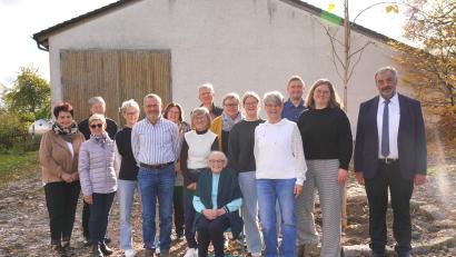 Bild: fvo
Sohn Georg (Fünfter von links) hat zum 95. Geburtstag seiner Mutter eine rotblühende Kastanie gepflanzt. Die Jubilarin Elisabeth Wittmann (vorne sitzend), die Familie und Gratulanten freuen sich über diese schöne Geste.
