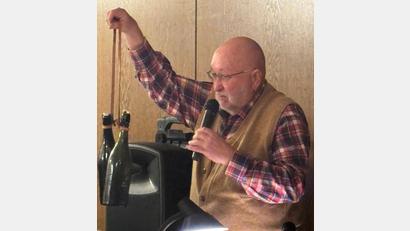 Bild: Erhard Nitzbon
Wie Literflaschen Bier um den Hals gehängt und zum Arbeitsplatz getragen wurden, demonstriert Sepp Lösch bei seiner Lesung über die Geschichte der Maxhütte.