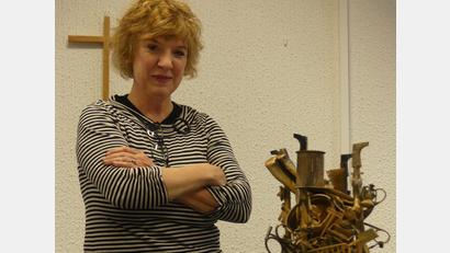 Bild: rn
Mit dem Muster eines Brunnenobjekts stellte Susanne Neumann am 14. Oktober 2024 ihr Vorhaben zur "Fontana del Popolo" vor