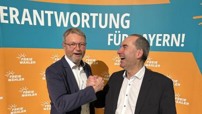 Bild: Freie Wähler/Lukas Kick 
Hubert Aiwanger gratuliert dem neuen Generalsekretär Hans Martin Grötsch (links) aus Königstein im Landkreis Amberg-Sulzbach.