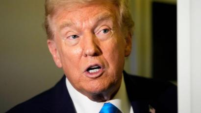 Bild: Mark Schiefelbein/AP/dpa
US-Präsident Trump kündigt zusätzliche Zölle gegen Kanada an.