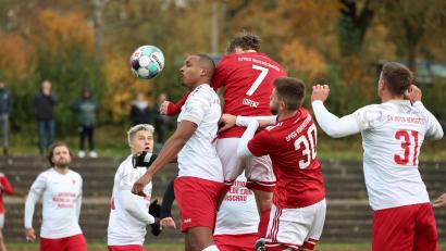 Bild: Dieter Jäschke
Julian Ceesay (Dritter von links) und Helmut Jurek (links) sind nicht mehr Spielertrainer des SV Inter Bergsteig Amberg.