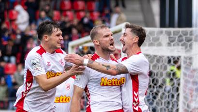 Bild: Sascha Janne
Eric Hottmann (Zweiter von rechts) lässt sich feiern. Der Jahn-Stürmer schlug gegen den VfB Stuttgart II zwei Mal zu.