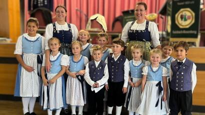 Bild: Wilhelm Ertel
Die neue Kindertanzgruppe unter der Leitung von Daniela Högner (rechts) und Unterstützung durch Steffi Högner (links).