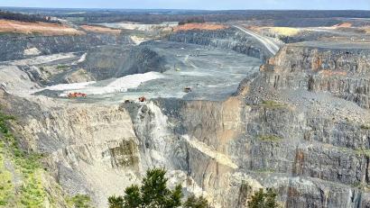 Bild: Carola Frentzen/dpa
Der Blick  auf die riesige Greenbushes-Mine ist atemberaubend.