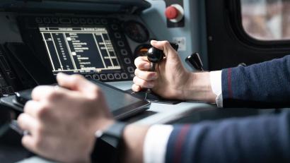 Bild: Sebastian Kahnert/dpa
Insbesondere im operativen Bereich sucht die Bahn weiterhin Personal - und stellt nun trotz Krise Tausende Auszubildende ein. (Archivbild)