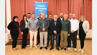 Bild: kki
Bürgermeisterkandidat Michael Meiler (Dritter von links) stellte zusammen mit Landrat Andreas Meier (2. Reihe, Zweiter von rechts) die Kandidatenliste der Pirker CSU vor.