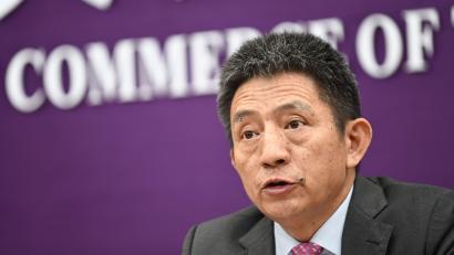 Bild: Johannes Neudecker/dpa
Li Chenggang, Verhandler in internationalen Handelsfragen, hat eine vorläufige Einigung mit den USA bekanntgegeben. (Archivbild)