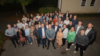 Bild: Henner Wasmuth/JU Amberg-Sulzbach
Sie kandidieren auf der Liste der Jungen Union Amberg-Sulzbach bei der Kommunalwahl 2026. Die anwesenden nominierten JU-Kreistagskandidaten nach der Versammlung. Vorne mittig Jonas Dittrich (Platz 3), Henner Wasmuth (Platz 1) und Elisabeth Gruber (Platz 2).