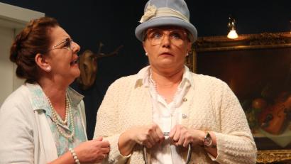 Bild: wro
Die Sprachbox wäre für Gieschen Spatz (links: Daniela Seidel) und Meta Blümchen (Jasmin Mayerhöfer) freilich interessant. Leider ist den beiden das programmierte Aufforderungswort unbekannt.