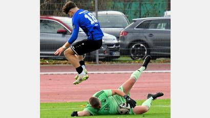 Bild: Werner Franken
Ganz locker übersprangen Moritz Hügel (links) und die SpVgg SV Weiden in der Bayernliga Nord die Hürde FC Coburg.