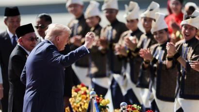 Bild: Hasnoor Hussain/Pool Reuters/AP/dpa
Trump präsentiert eine Tanzeinlage bei seiner Landung.