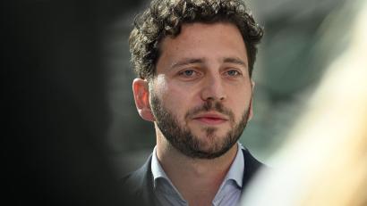 Bild: Shireen Broszies/dpa
Die Aussagen des Kanzlers seien ihm zu pauschal, sagt der Co-Vorsitzende der Grünen, Felix Banaszak. (Archivbild)