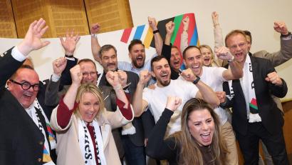 Bild: Karl-Josef Hildenbrand/dpa
Die Befürworter bejubeln das Ja der Münchner Bürger für eine Olympia-Bewerbung.