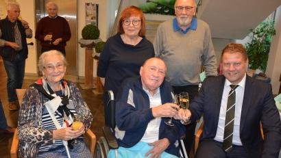Bild: jr
Bürgermeister Stefan Grillmeier (rechts) gratulierte für die Stadt Mitterteich und stieß mit Hermann Frank auf dessen 90. Geburtstag an. Mit im Bild seine Schwester Maria (sitzend links), sowie im Hintergrund Neffe Bernd Frank mit Gattin Uschi.