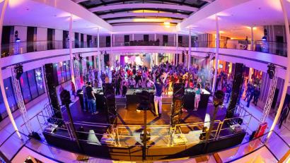 Bild: Michael Matthey/dpa
Hunderte Partygäste haben in Niedersachsens Landtag gefeiert.