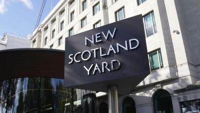 Bild: Kin Cheung/AP/dpa
Die Londoner Polizei hat einen versehentlich entlassenen Sexualstraftäter gefasst. (Symbolfoto)