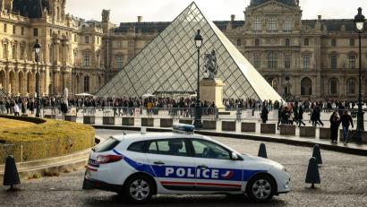 Bild: Thomas Padilla/AP/dpa
Die Ermittler melden nach dem Raubüberfall auf den Louvre einen Fahndungserfolg.