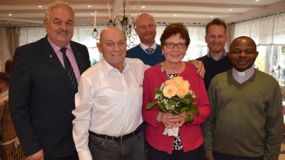 Bild: jr
Monika und Hermann Malzer (vorne Mitte) aus Münchsgrün feierten am Sonntag Goldene Hochzeit, dazu gratulierten Pfarrvikar Luke Eze (rechts) und Bürgermeister Johann Burger (links). Im Hintergrund die beiden Söhne Thomas (Mitte) und Markus.